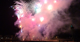 Professionelles Feuerwerk, gezündet von einer Kaimauer im Hafen